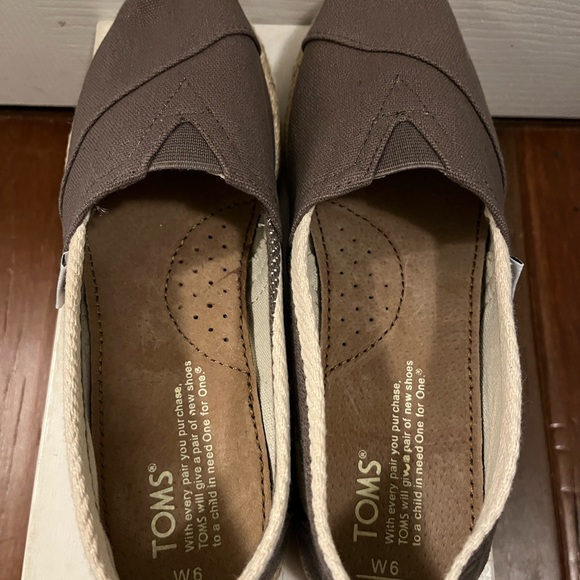 Brand new TOMs shoes size 6 - Picture 3 of 4